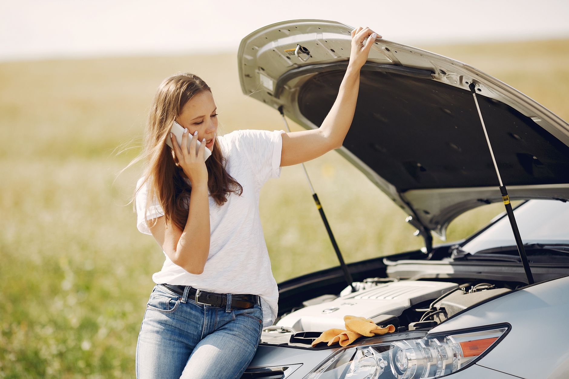 Awaria samochodu na Dominikanie gdzie szukać pomocy i skąd brać części Kierująca przy zepsutym autem na wsi dzwoni po pomoc mechanika