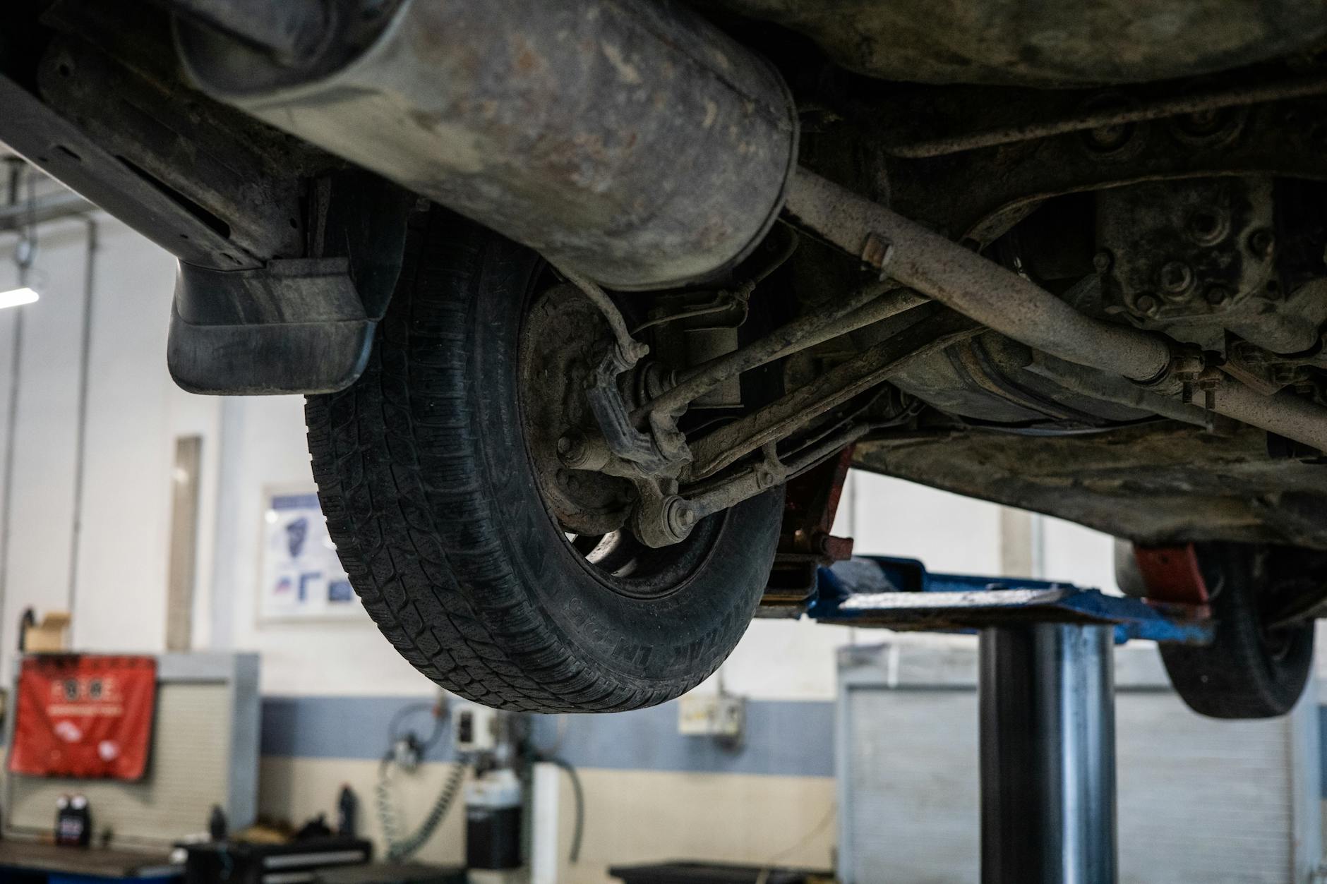 Mechanik ogląda podwozie auta na podnośniku w czeskim serwisie